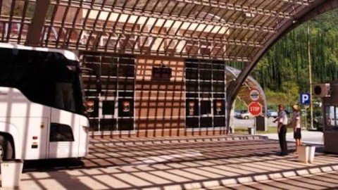 Uprava carina: Na GP Dobrakovo zaplijenjeno 110.000 eura neprijavljenog novca thumb2.jpg