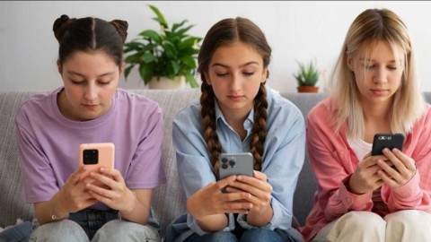 Tinejdžeri u Grčkoj prekomjerno koriste mobilne telefone, do 2050. godine 70 odsto djece u Evropi biće kratkovido thumb2.jpg