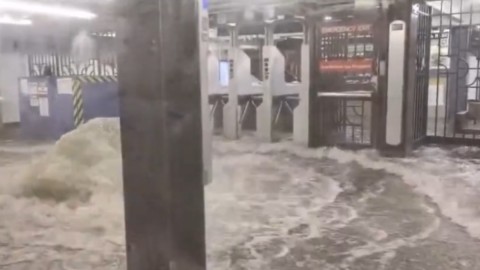 Apokaliptične scene u Njujorku: Voda prodrla u metro dok su putnici bili u vozu, kritično i u Nju Džersiju thumb2.jpg