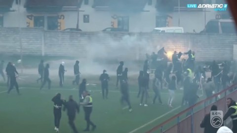 Sukob navijača u Nikšiću: Meč Internacional - Berane bio prekinut pola sata thumb2.jpg