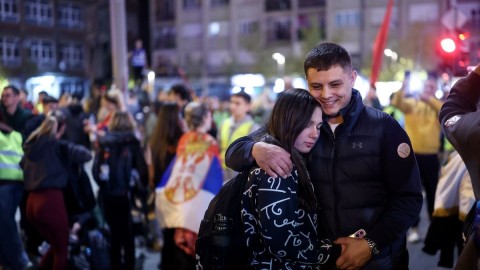 Studenti i građani pješke stigli do Inđije, dočekalo ih nekoliko hiljada građana thumb2.jpg