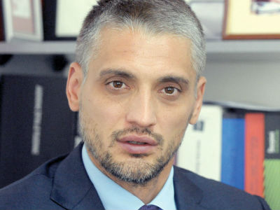 Navijači napali Čedomira Jovanovića Navijači napali Čedomira Jovanovića