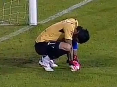VIDEO: Nevjerovatna greška golmana Zvezde VIDEO: Nevjerovatna greška golmana Zvezde