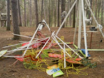Swing ride collapsed, children injured Swing ride collapsed, children injured