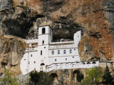 Pala stijena na vjernike, troje povrijeđeno Pala stijena na vjernike, troje povrijeđeno