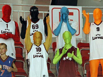 Letonija dalje, Makedonija kući Letonija dalje, Makedonija kući