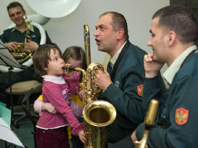 Djeca sa muzičarima Počasne garde Djeca sa muzičarima Počasne garde