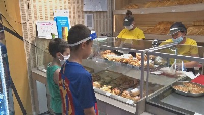 Barski pekar djeci besplatno dijeli peciva Barski pekar djeci besplatno dijeli peciva