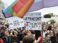 Novim zakonom kažnjivo "preobraćanje" gejeva u strejt