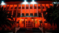 Зграда Предсједника освијетљена наранџастом бојом