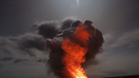 Посјетиоци хрле на хавајски вулкан како би видјели усијане токове лаве