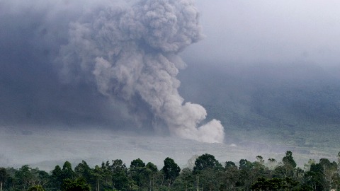 Еруптирао највиши вулкан у Индонезији 