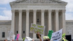 Vrhovni sud SAD oborio zakonsko pravo na abortus na saveznom nivou 