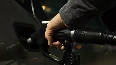 Pod pritiskom demonstranata smanjiće cijene goriva
