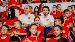 Abazović i Lalošević sa učenicima bodre košarkašku reprezentaciju