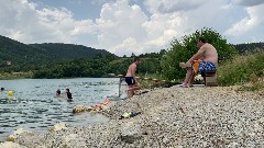 Spas od žege traže na improvizovanim plažama Borovičkog jezera