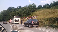 Autom udario u autobus, povrijeđen državljanin Srbije