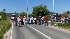 Bivši radnici "Vektre Jakić" blokirali saobraćajnicu