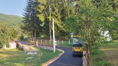 Todorović obišao sela na čijim područjima se izvodi asfaltiranje