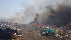 Gori otpad pored deponije na Koniku