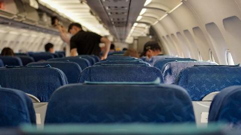 Evo zašto kabinsko osoblje u avionu sjedi na rukama pri polijetanju i slijetanju