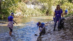 Особље Делегације ЕУ и амбасадори чистили корито Рибнице
