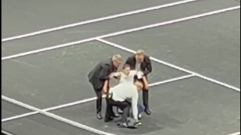 Навијач улетио на терен и запалио се пред очима Федерера, Надала и Ђоковића