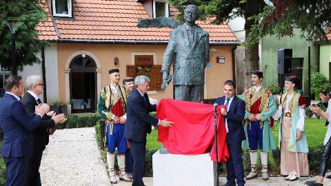 Otkriven spomenik Aleksandru Lesu Ivanoviću na Cetinju thumb2.jpg