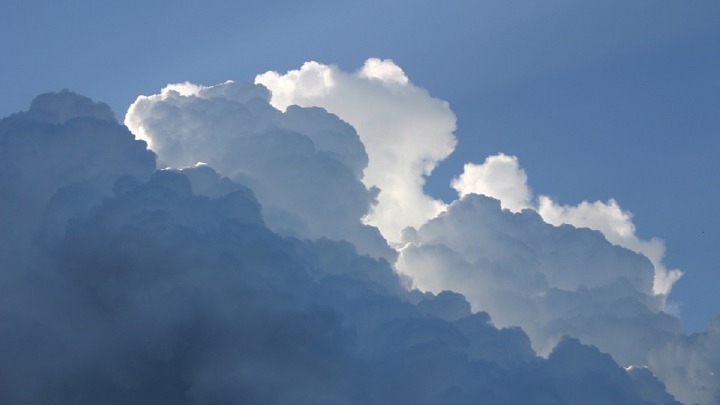 Беспилотном летјелицом сијали облаке изнад Тибета