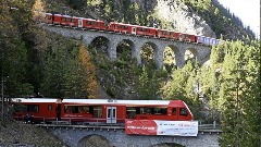 Најдужи путнички воз на свијету прошао кроз швајцарске Алпе