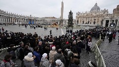 На хиљаде вјерника одаје почаст папи Бенедикту XVI
