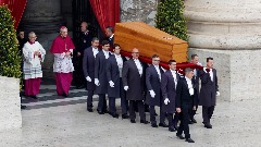 Сахрањен бивши папа Бенедикт XVI