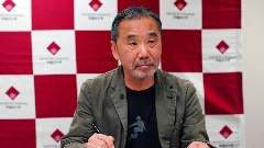 Харуки Мураками издаје свој први роман послије шест година