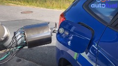Данска компанија произвела робота који сипа гориво у аутомобиле