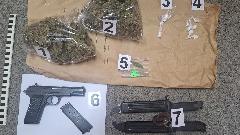 Пронађена марихуана, кокаин и пиштољ, ухапшене три особе