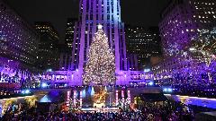 Више од 50.000 новогодишњих лампица на јелци у Њујорку