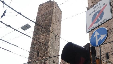 Коси торањ у Болоњи из 12. вијека пријети да се сруши
