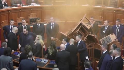 Нереди у албанском парламенту: Посланици опозиције упалили бакље 