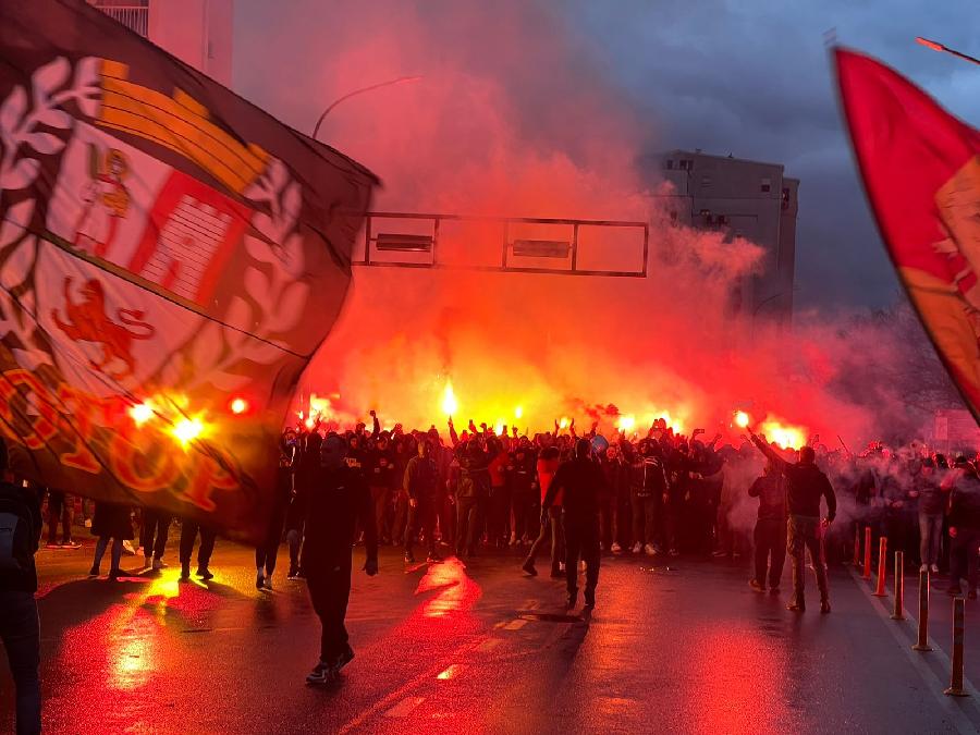 Korteo navijača Crne Gore