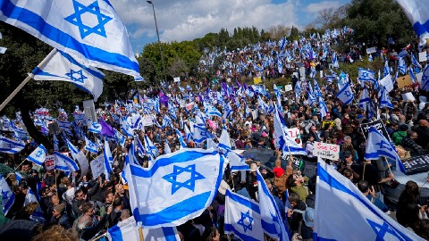 Demonstranti se vezali za kapiju Kneseta thumb2.jpg