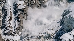 У лавини у француским Алпима страдало шест особа 
