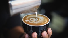 Четири разлога зашто треба да додате млијеко у кафу