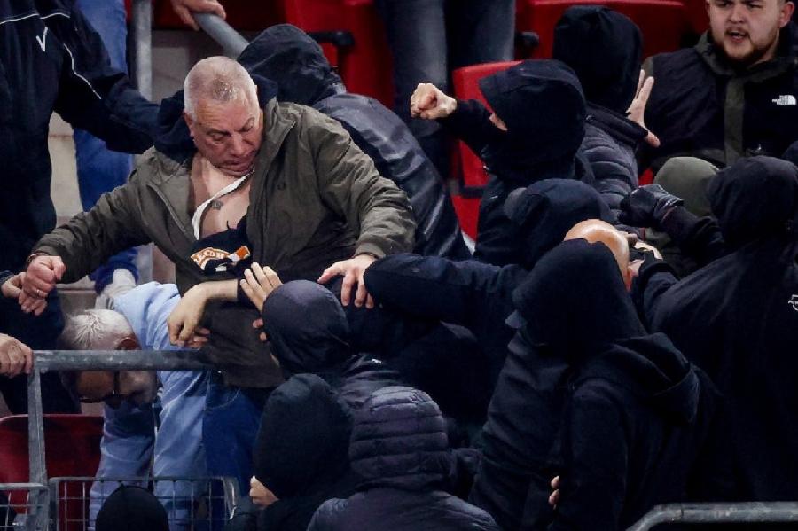 Navijači Vest Hema spriječavaju navijače AZ-a da dođu do porodica engleskih fudbalera