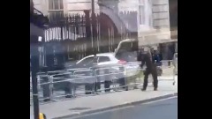Аутомобилом се закуцао у капију Улице Даунинг, нема назнака да је тероризам