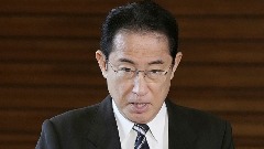 Јапански премијер отпустио сина са мјеста секретара због неприкладног понашања