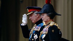 Британски краљ Чарлс Трећи на коњу за своју прву рођенданску параду 