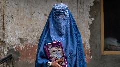 Талибани: Ако се женама види лице, падају у гријех 