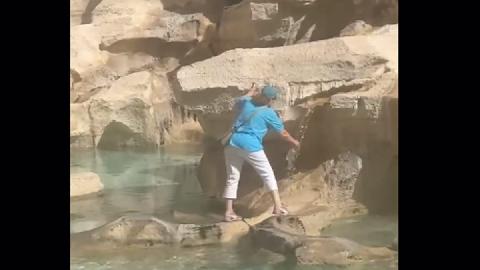 Turistkinja ušla u Fontanu di Trevi da napuni flašicu vodom thumb2.jpg