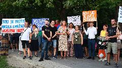 Протести против насиља у више градова Србије