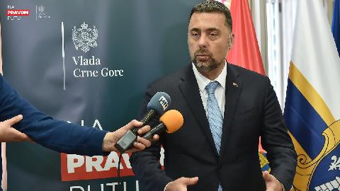 "УРА владу саставила са три посланика, ПЕС не може са 24" "УРА владу саставила са три посланика, ПЕС не може са 24"